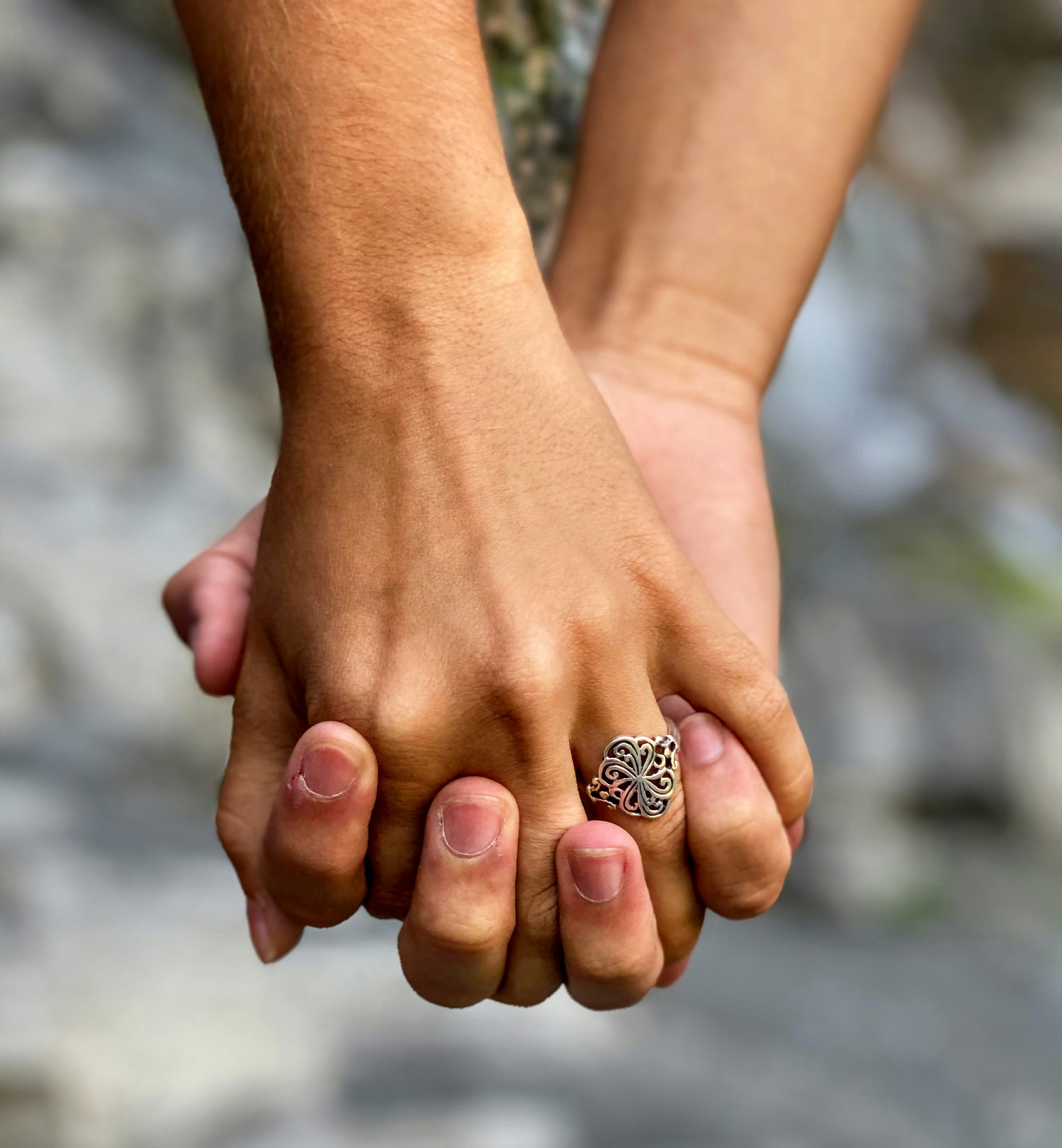 Due mani intrecciate con anello, simbolo di unità e supporto nella coppia.